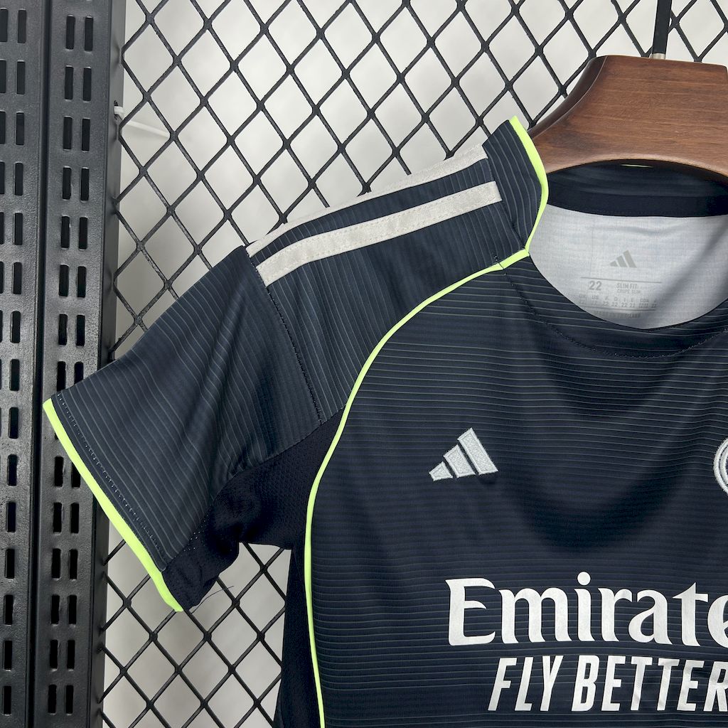 Uniforme Infantil Visitante Real Madrid Para Temporada 2025/26